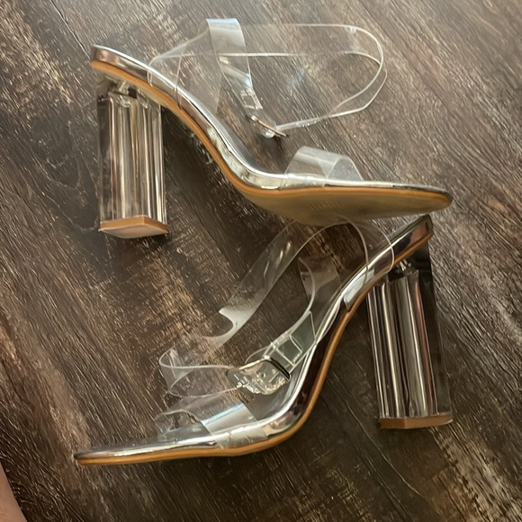 ESSEX GLAM Womens Silver Metallic Ankle Strap Clear Heel Peep Toe Sandals 9M - Picture 4 of 4